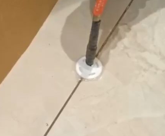 弓长岭瓷砖空鼓维修公司专业解答瓷砖在铺贴过程中，如果没有涂抹均匀到位的粘结材料（如水泥砂浆或瓷砖胶），可能会导致以下问题