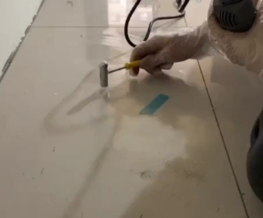 弓长岭瓷砖开裂维修公司专业分享瓷砖在铺贴前如果没有沥干水分，将会导致以下问题