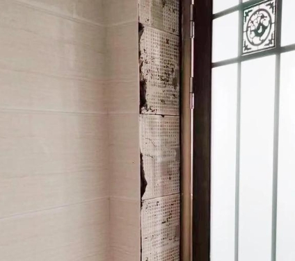 弓长岭瓷砖空鼓免砸砖维修公司分享吸水砖泡水时间不够或过长都会对瓷砖铺贴效果产生影响